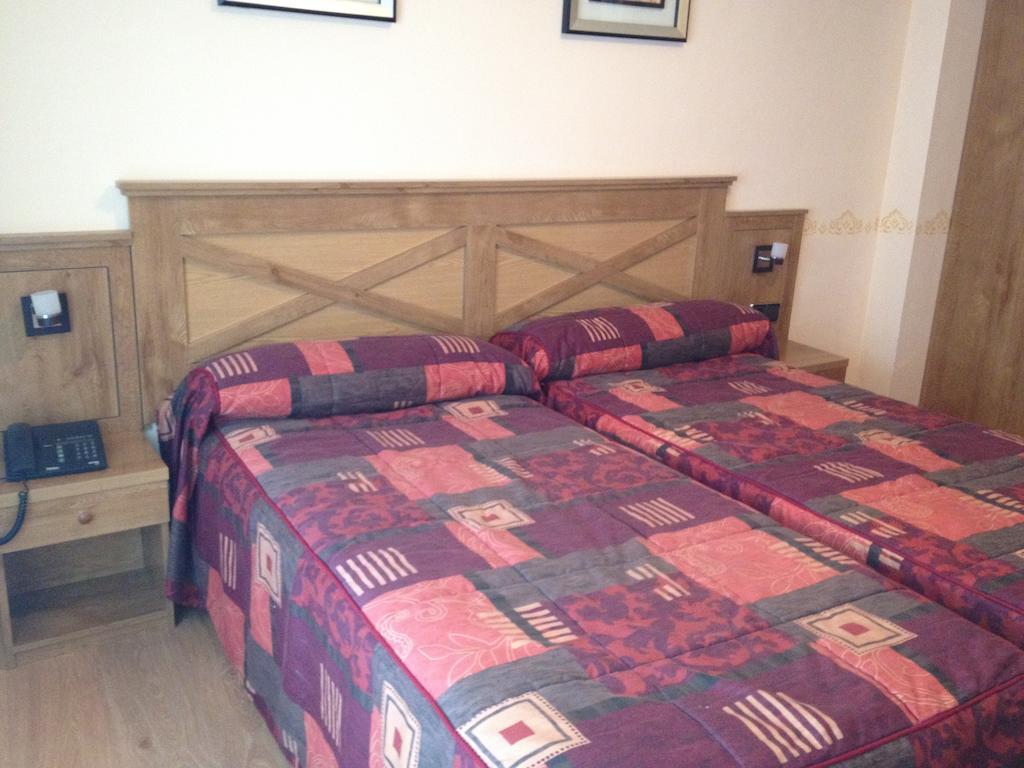 Hotel Don Angel Villanueva de la Canada Room photo
